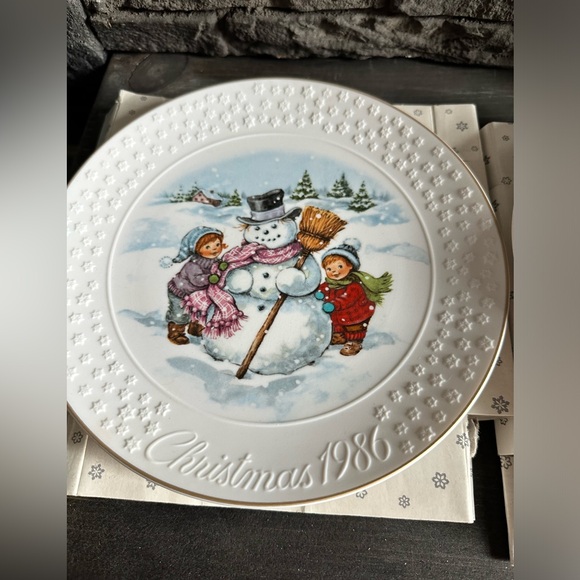 Avon Christmas 🎄 Plates - Picture 2 of 5